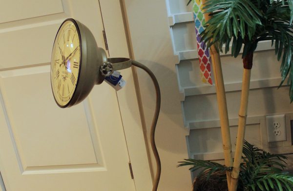 Iron Floor Lamp Clock in Brass Finish (Plain Brown)